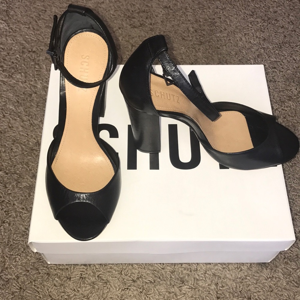 Schutz block heel sandal size 8.5 fits like 8
